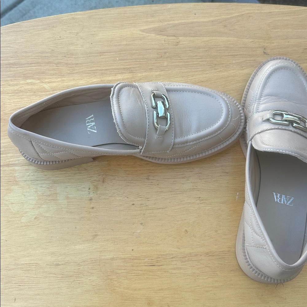 Zara Light Beige Loafers with Chain Detail - Picture 2 of 5